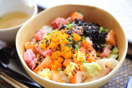 寿司生鲑鱼大米上的章图片