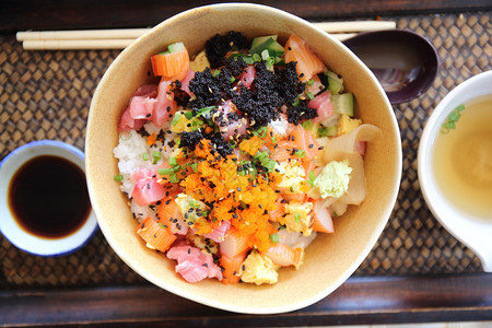 寿司生鲑鱼大米上的章图片
