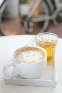 茶托上的咖啡和茶图片