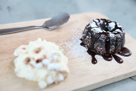 巧克力熔岩蛋糕加冰淇淋图片