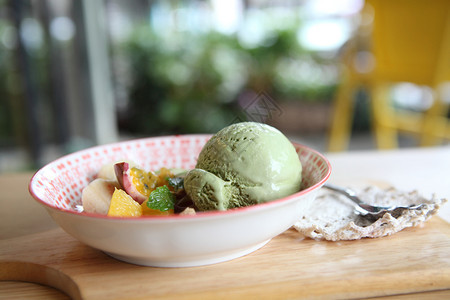 绿色茶冰淇淋加果图片