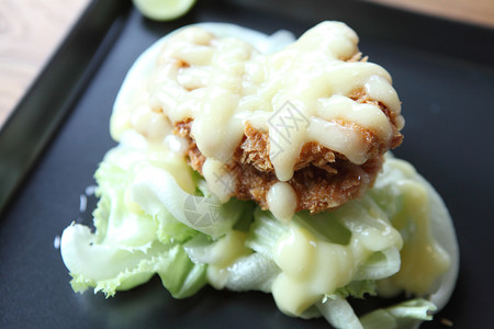 带有沙拉酱的炸鸡图片素材