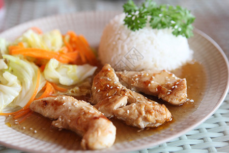 田地鸡蔬菜饭图片