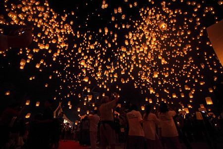 夜空中的灯笼图片