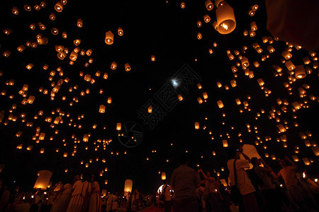 夜空中的灯笼图片