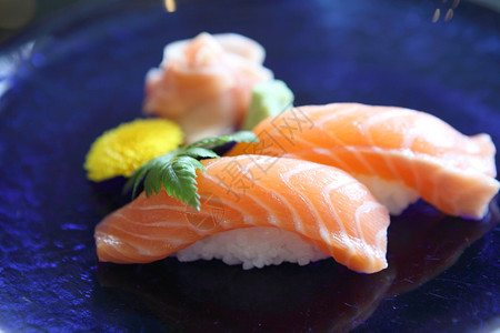 精致的鲑鱼寿司图片