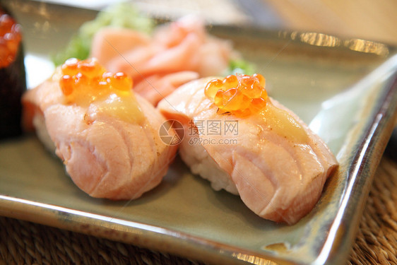 烤鲑鱼寿司图片