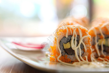 满满沙拉酱的鱼子寿司卷图片