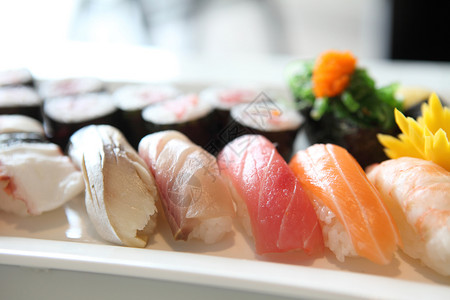 近视图含海苔和海鲜生鱼寿司图片