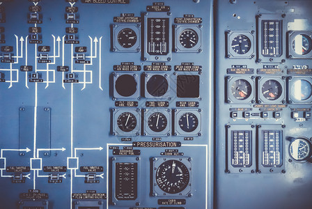 驾驶舱内的的控制面板图片