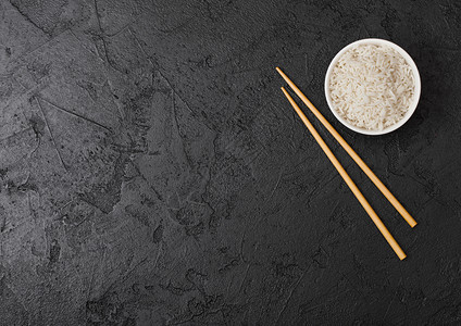 白碗加煮的有机巴斯马蒂茉米饭黑石本底的筷子图片