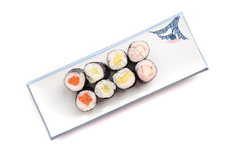 在白色背景中孤立的maki寿司图片
