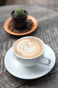 仙人球背景的牛奶咖啡背景图片