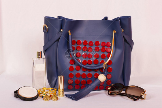 装有化妆品和妇女r附件的蓝色手提包装有化妆品和妇女r附件的蓝色手提包图片