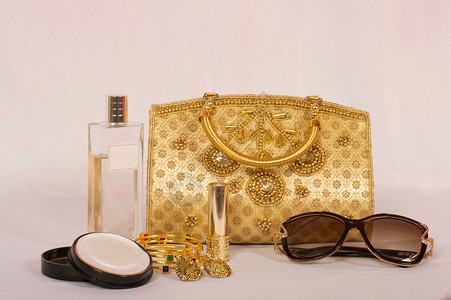 金色传统手提包配有化妆品和妇女r附件图片