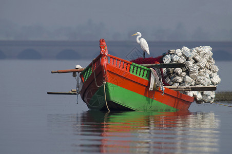 坐在bhigwanpuemahrstind的渔船上高清图片