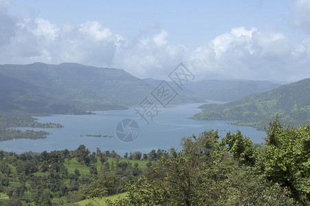 山地和河水风景山地和河水风图片