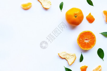 新鲜橙色柑橘水果白底绿色叶子图片