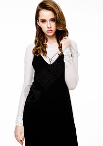 年轻美丽的时装模特身着黑色衣服白背景衬衫图片