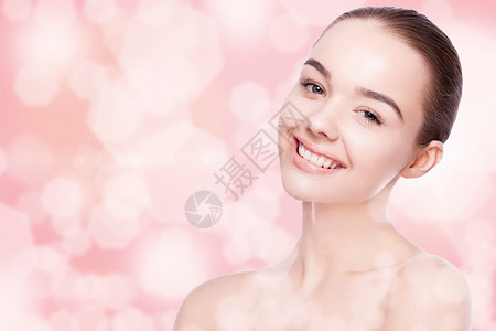 美丽的女可爱笑容美丽人天然化妆品SPA皮肤护理肖像图片