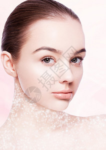 天然化妆水疗的皮肤护理肖像以粉红色的波克背景和闪亮的脖子画成图片