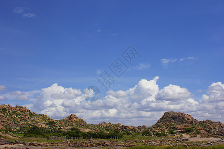岩石山和乌云的风景喀纳塔克山和印地亚图片