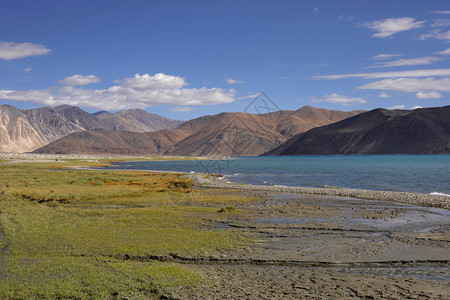 南锥体湖和喀什米尔indapngots或高草原湖从印地亚延伸到湖的长度大约一半在南锥体湖北和喀什米尔inda背景图片