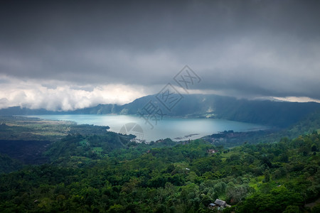 巴利因多尼西亚贡巴图火山和湖图片