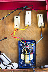 电线保险箱和发动机起器的电缆线保险箱和发动机起器的电缆图片