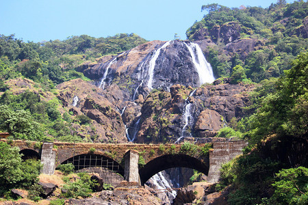 杜沙加尔瀑布四层位于印度果阿州曼多维河上的杜沙加尔瀑布位于印度果阿州曼多维河上的因迪亚图片