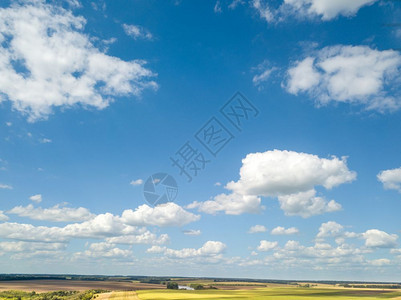 充满田野的惊人景观夏天降落在蓝云的空背景上无人机的空中观察白云和田地的阴空中景观蓝天背的中观察图片