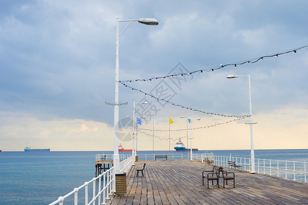 利马索尔步道的木码头背景是工业货船塞浦路斯图片