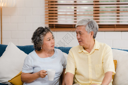 夫妻在沙发上聊天图片