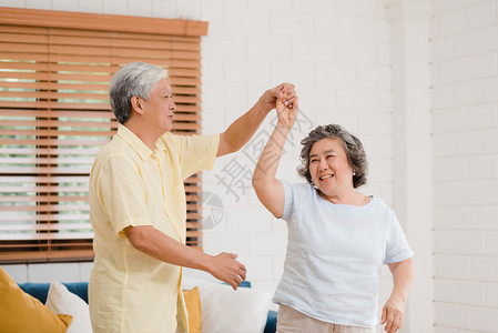 老年夫妻在家跳舞图片