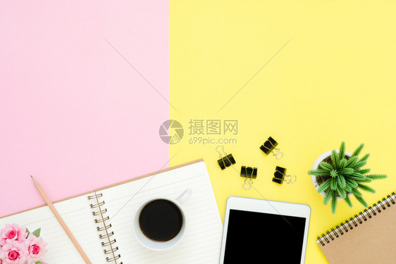 办公桌工作空间平面咖啡杯和纸背景笔记本的工作空间照片粉色的办公桌式概念图片