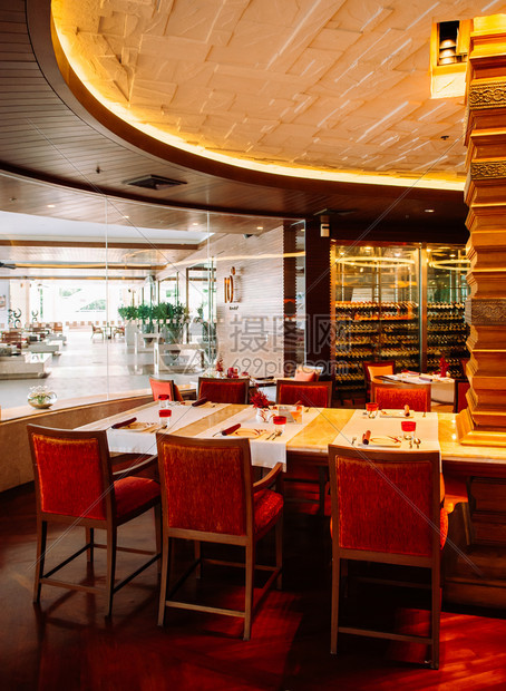 2014年7月日华欣泰国亚裔奢侈型酒店餐厅配有彩色当代家具椅子桌和酒窖图片