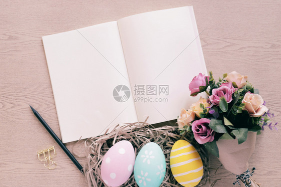 鸡蛋空白笔记本和一束鲜花图片