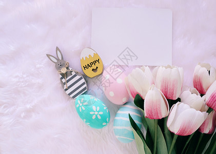 粉色郁金香和带涂鸦的鸡蛋图片