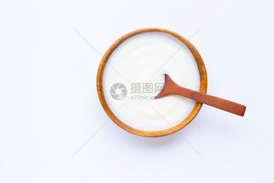 白色的酸奶在木碗里图片