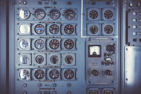 驾驶舱的旧式飞机控制面板图片