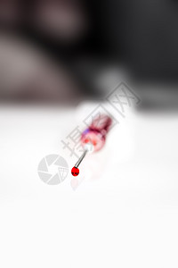 注射针筒头带血滴的宏观视图注射针头带血滴的宏观视角图片