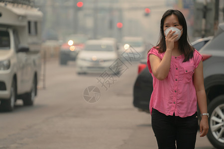 泰国清迈一名戴着防护口罩的年轻女子在城市街道上图片