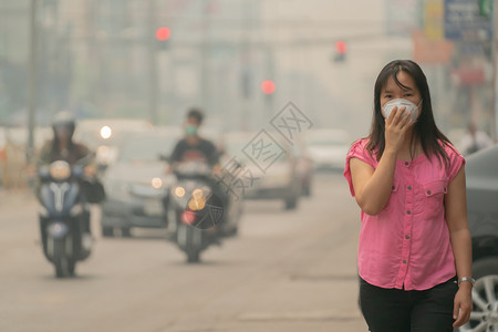 泰国清迈一名戴着防护口罩的年轻女子在城市街道上图片