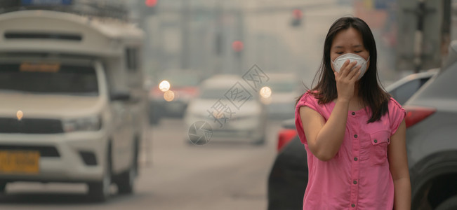 泰国清迈戴着防护口罩的女子图片