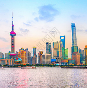 上海大都市天际线与现代建筑在河岸上图片