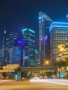 市中心有公司办室和旅馆大楼夜间照明公路交通图片