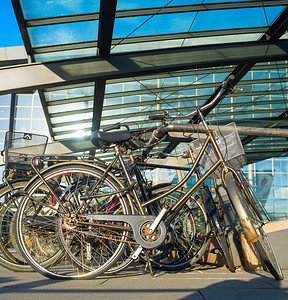 卡斯特鲁普国际机场停靠在阳光日下玻璃树冠在卡斯特鲁普国际机场停泊时关闭自行车图片