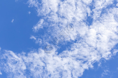 蓝色天空背景白云阳光明媚的夏日或春雨云图片