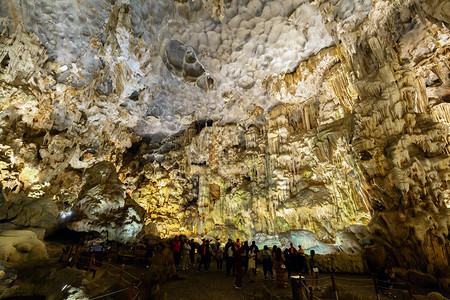 这座岛屿上最美丽的洞穴之一位于维特南的哈龙湾图片