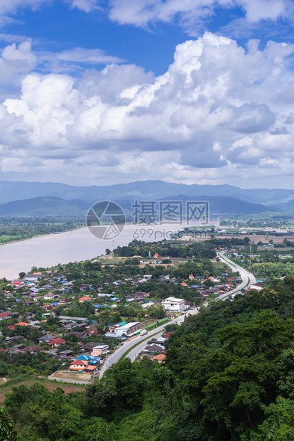 河水在泰国清莱省吉昂桑区高角度的地貌与天空云风景图片